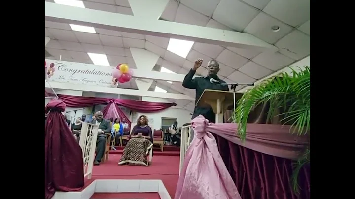 Fox Hill MP Fred Mitchell speaks at the service fo...