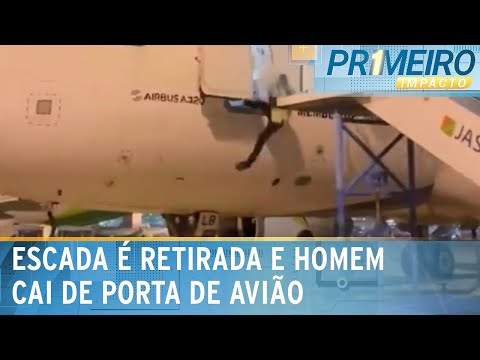 Video sem-escada-funcionario-de-companhia-aerea-cai-de-cima-de-aviao-primeiro-impacto-17-05-25