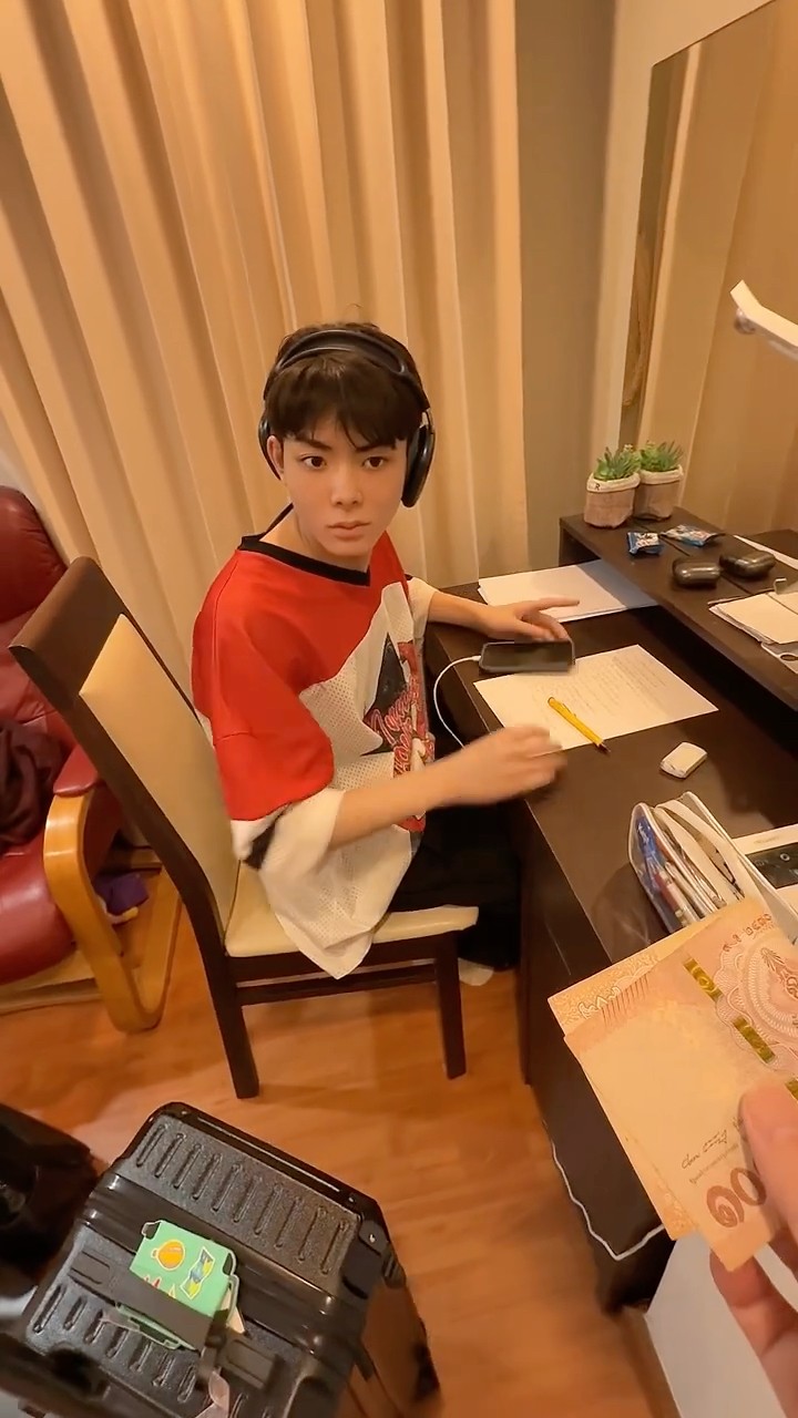 お金かミステリーギフト…どっちがいい？😱【Mystery Gift】#Shorts