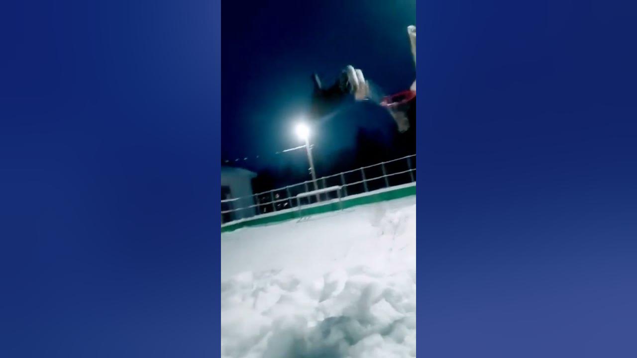 Спортсмен делает сальто мортале в бассейн