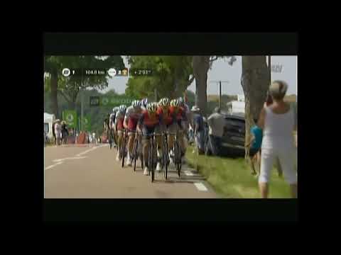 Video: Rigoberto Uran wen Fase 9 van die 2017 Tour de France in foto-afwerking op 'n dag gedefinieer deur ongelukke