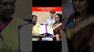 अवार्ड देते वक्त राष्ट्रपति ने मिलाए हाथ सिर्फ MS धोनी से 😱 #shorts #dhoni