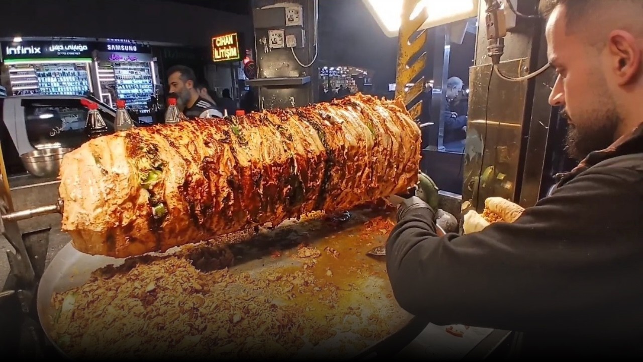 IRAQ | A Crowd Of Customers In A Small Restaurant With Delicious Shawrma | Iraq Street Food