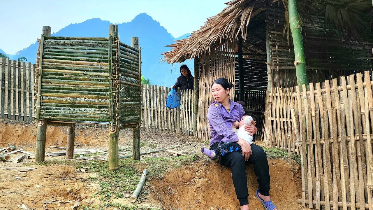 A homeless mother and daughter build a bamboo locker and receive help from a mysterious person