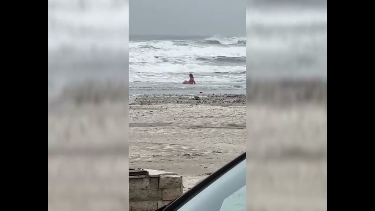 Gest surpinzător în Mamaia Nord! O femeie a intrat în mare, în ciuda temperaturii scăzute