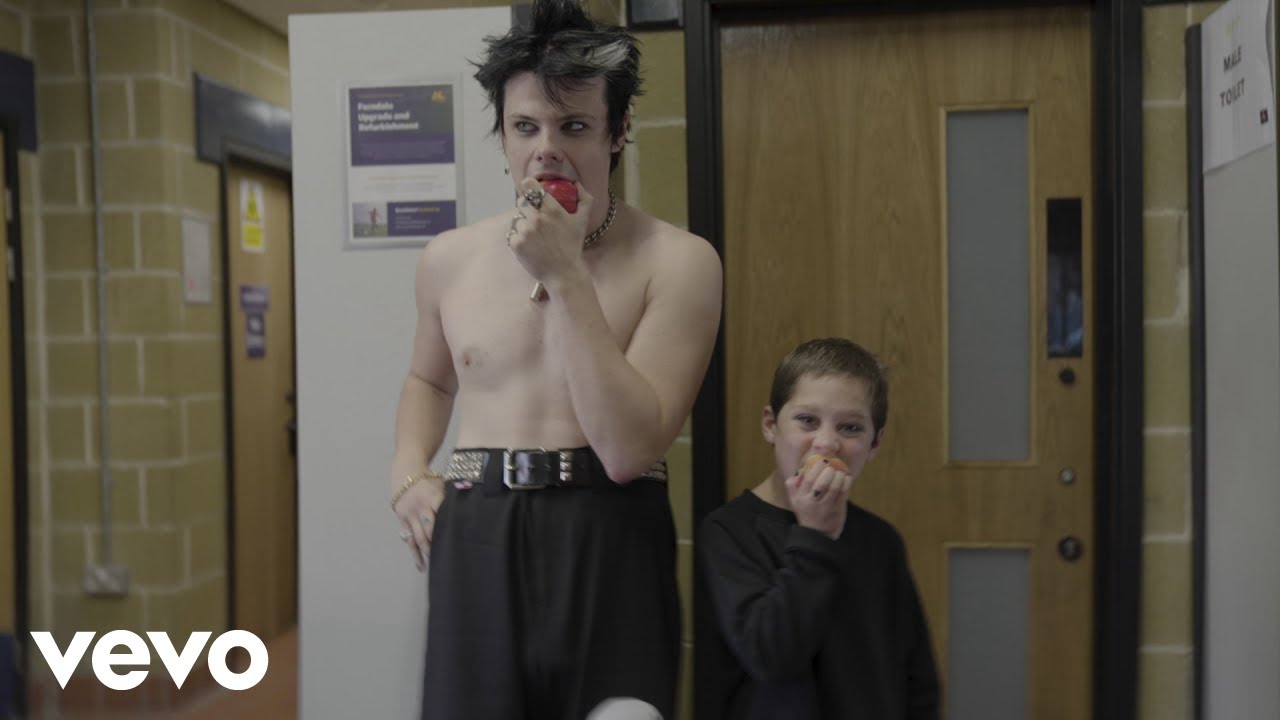 YUNGBLUD - Lowlife (Behind The Scenes) YUNGBLUD - Lowlife (Behind The Scenes)