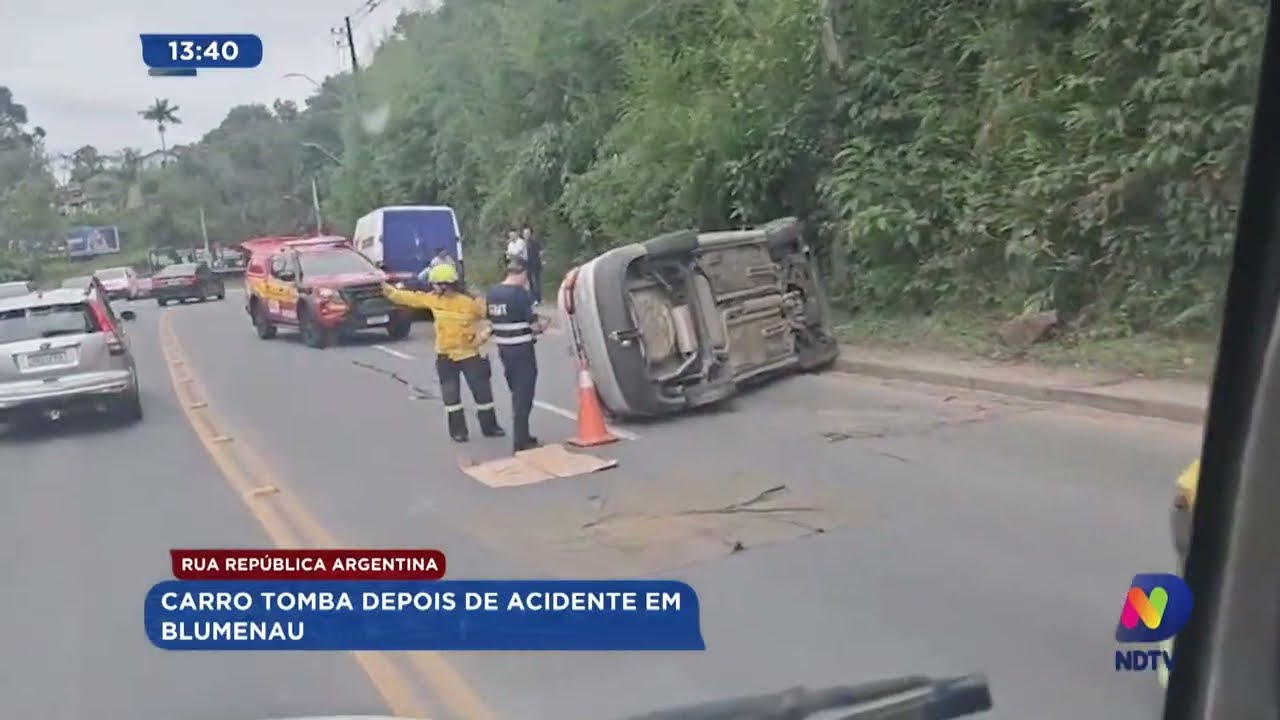Carro tomba depois de acidente em Blumenau
