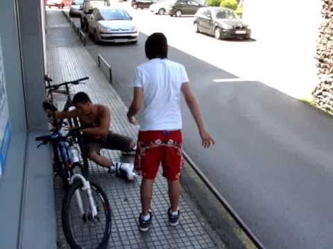 Negro comiendo bicicletas patinando en ampuero