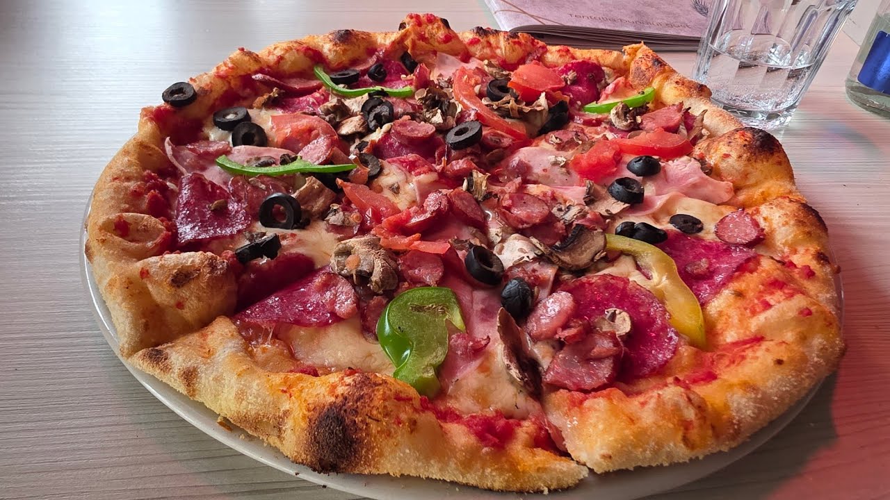 O Pizza imensă in Mamaia la doar 14 ron.Legendele Constanței. Biserica din lemn,Caziinoul din Mamaia