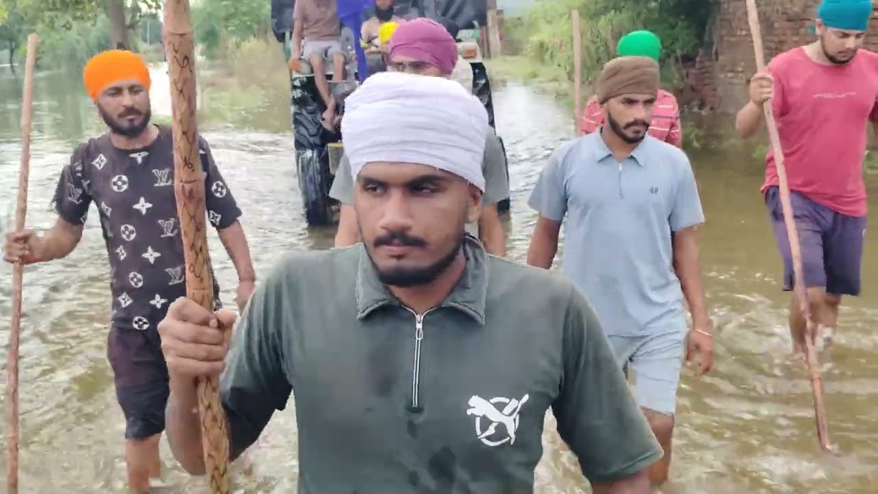 ੭# ਹੜ੍ਹਾ ਵਿੱਚ ਰਾਸ਼ਣ ਦੀ‌ ਸੇਵਾ ਕਰਦੇ ਹੋਏ ਨੌਜਵਾਨ #farming #punjabi #jattlife 