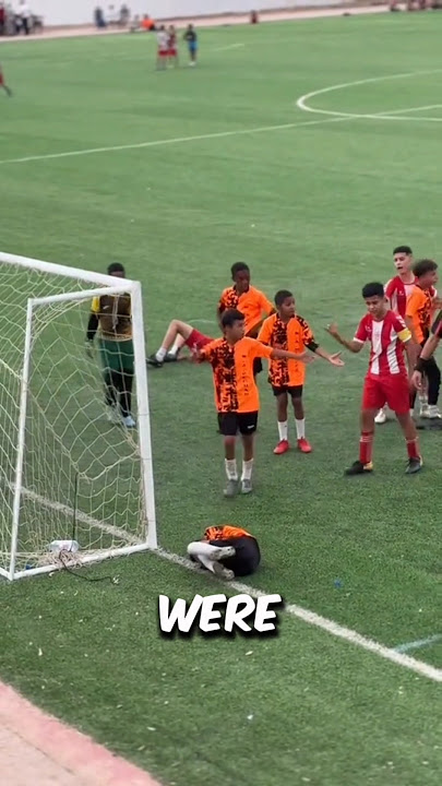 The Referee Raised His Hands😱