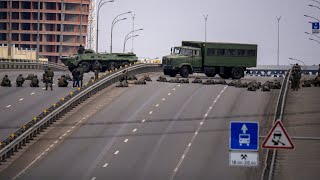 Ukrainian soldiers take position on a bridge in Kyiv. /Emilio Morenatti/AP