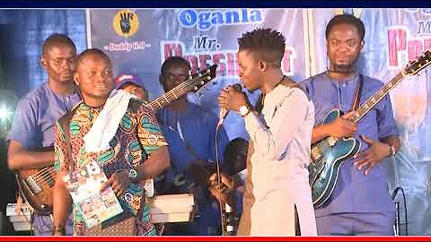 MC ODUAGBA (AROLE GBENGA ADEBOYE CRACK PASUMA ON STAGE.