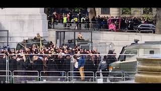 Tom Cruise battles a riot in Trafalgar Square during Mission Impossible 8 filming #tomcruise Resimi