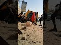 لفت انتباهي طفل ليبي ينظر إلى اطفال من النيجر في ليبيا وهم في ساحة العمال من أجل أن يحصلوا على لقمة 