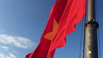 Thượng cờ trên đỉnh cột cờ Lũng Cú - Hà Giang