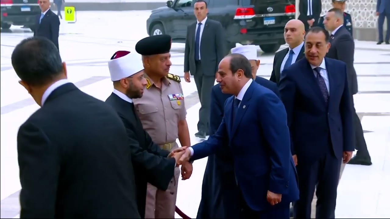 الرئيس عبد الفتاح السيسي يؤدي صلاة عيد الأضحى المبارك بمركز مصر الثقافي الإسلامي (مسجد مصر)