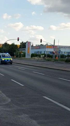 #EWA auf Einsatzfahrt an der Feuerwache Marzahn #einsatz #einsatzfahrt #blaulicht #berlin #rtw