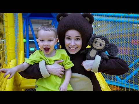 видео: Маленькая Вера - Дядя Федор и Медведь ищут Чебурашку на детской площадке Опушка