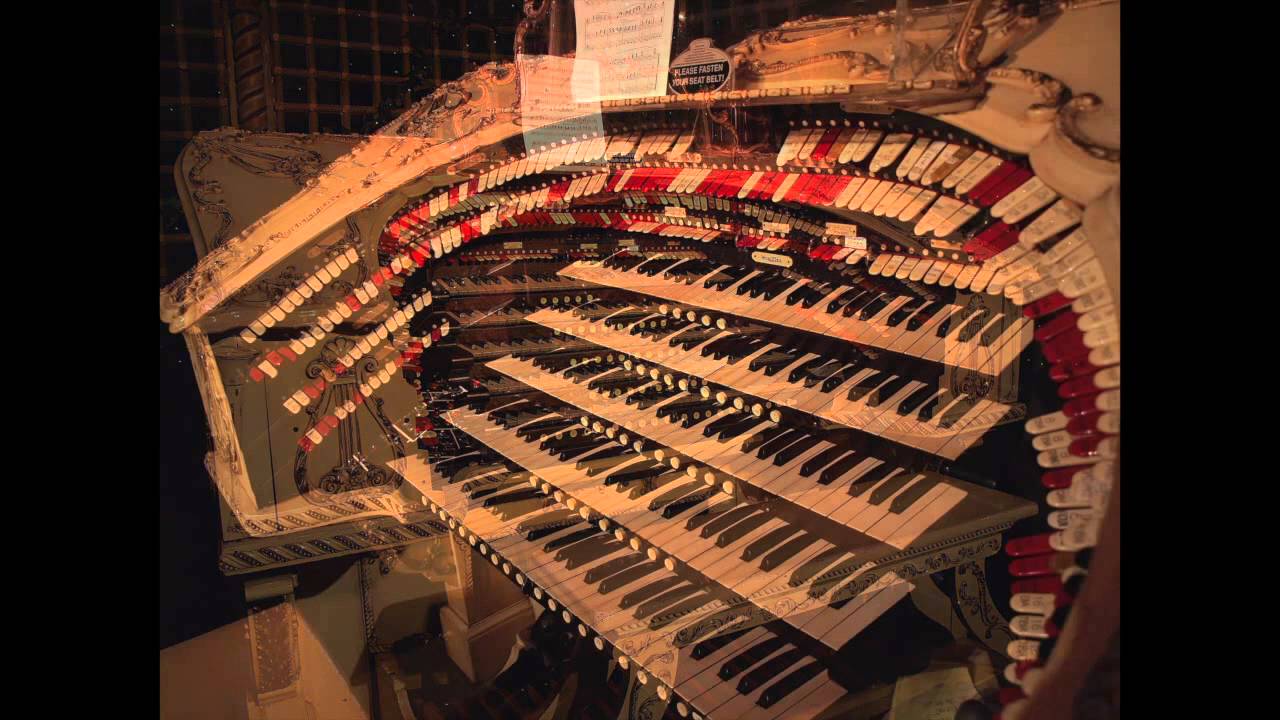 Kay McAbee playing Fred Hermes' (former Michigan Theatre) 5/28 Wurlitzer