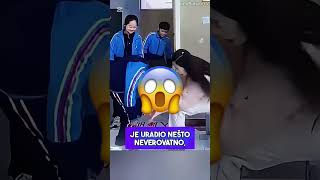 Učiteljica je Proveravala da li Neko Ima Puškice 😱