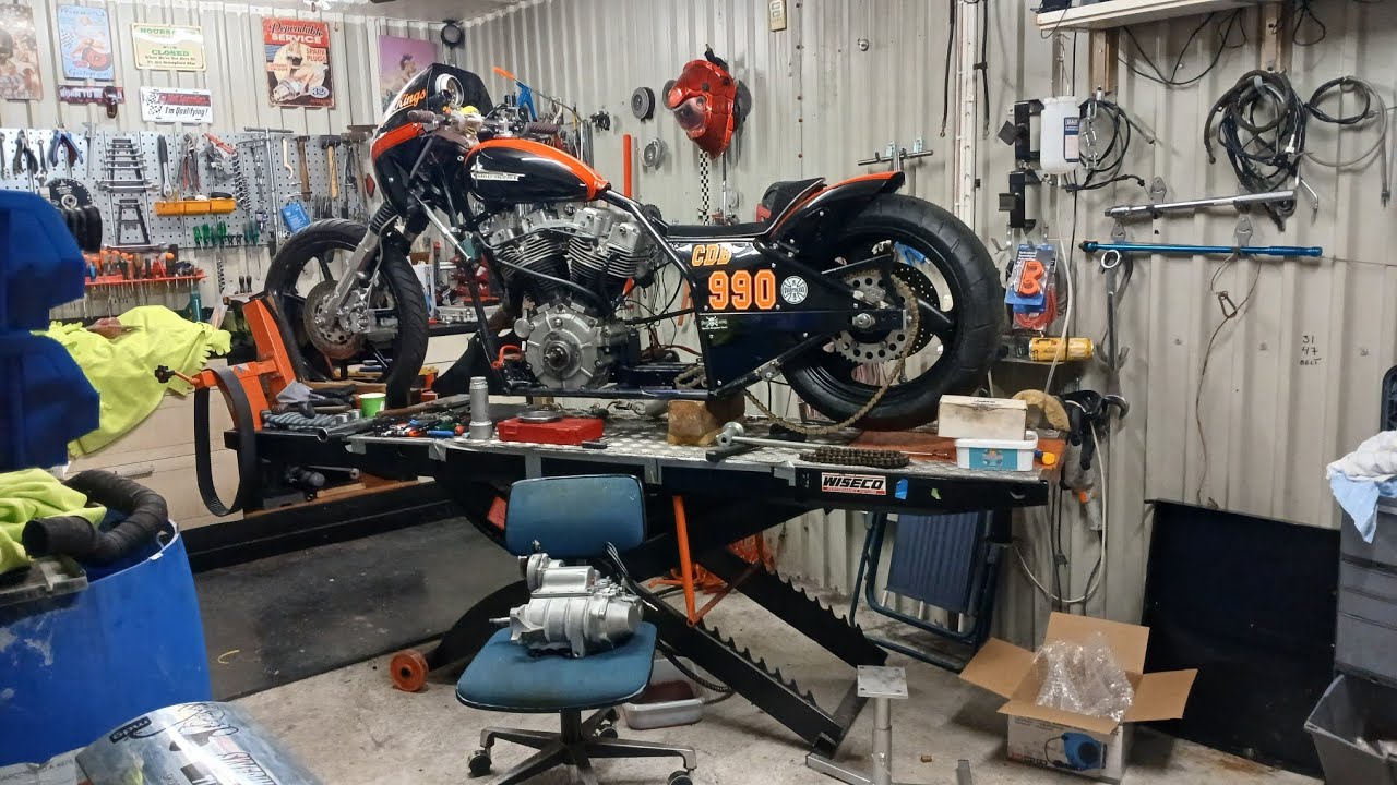 Setter sammen H-D girkasse med Ernst Wagner. Pluss oppstart av Triumph flat tracker. 