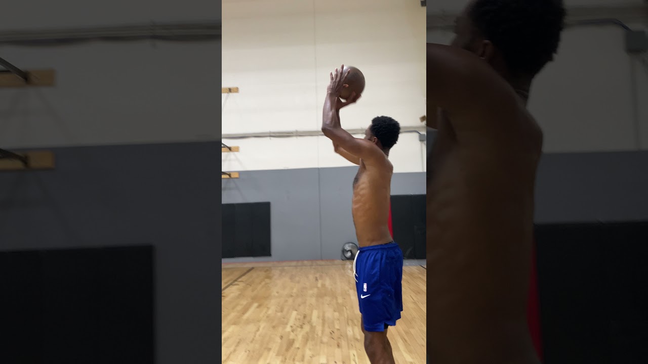 Andrew Wiggins bag is different 🎒 