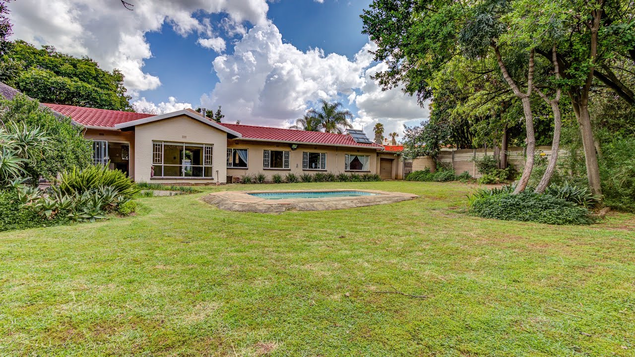 Charming Family Home in secure gated community - Van Riebeeck Park