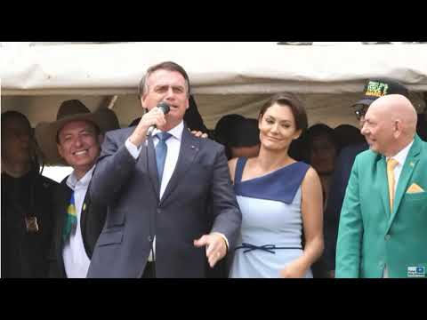 Bolsonaro beija Michelle em meio a discurso após desfile do 7 de Setembro