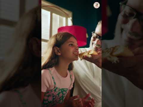 جبنة الموتزاريلا من البقرات الثلاثة التي تمتد بشكل لذيذ