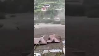 BENCANA TOTAL: Puluhan orang dikhawatirkan terjebak setelah banjir bandang menyapu rumah-rumah mereka #shorts #us