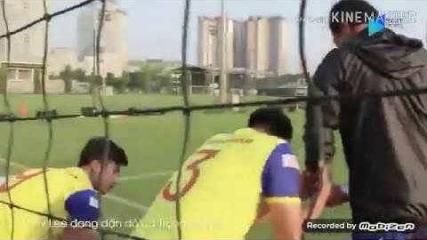 Trần Đình Trọng bỏ Phan Văn Đức nắm tay thầy Lee tình tứ giữa buổi tập của Đội Tuyển Việt Nam.