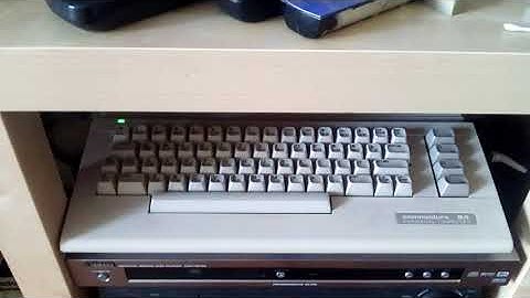 Loading a C64 game through a cassette adapter and a Nokia phone (Hungarian)