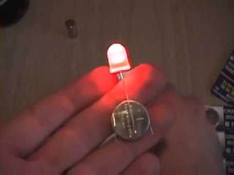 Толя подключил к батарейке красную лампочку. Мини фонарик 1 светодиод и 3 батарейки ААА. Светодиод от батарейки 1.5 вольта. Светодиоды 1.5 вольт. Фонарь 1 ватт светодиод.
