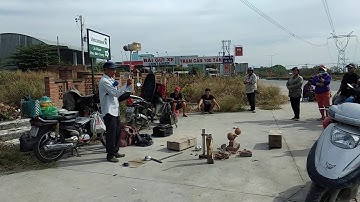 Sơn Đông mãi võ bán thuốc trên đường phố Bình Dương