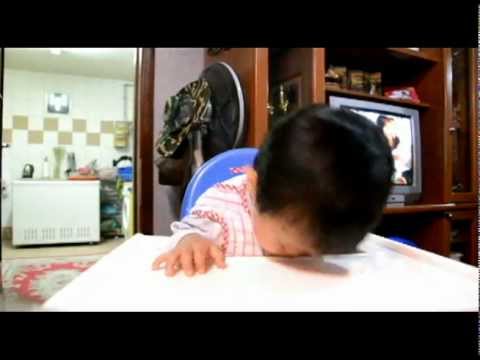  bayi  mengantuk semasa makan  malam  YouTube