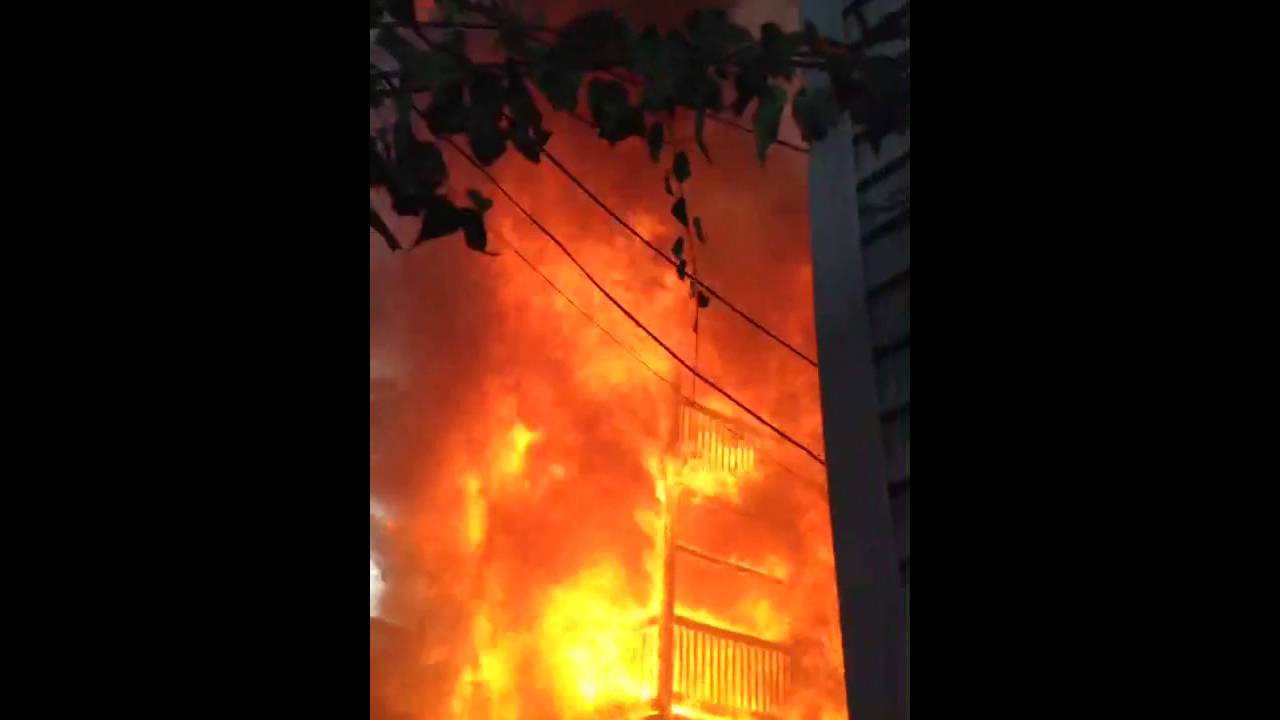 Large fire burns at Eastie next to Santarpios pizza.