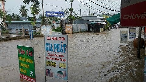 Nhiều khu vực ở Sa Đéc ngập sâu trong con nước sáng 8.10.2022