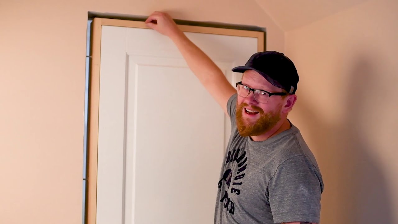 Sådan monterer du indfatninger omkring en dør.