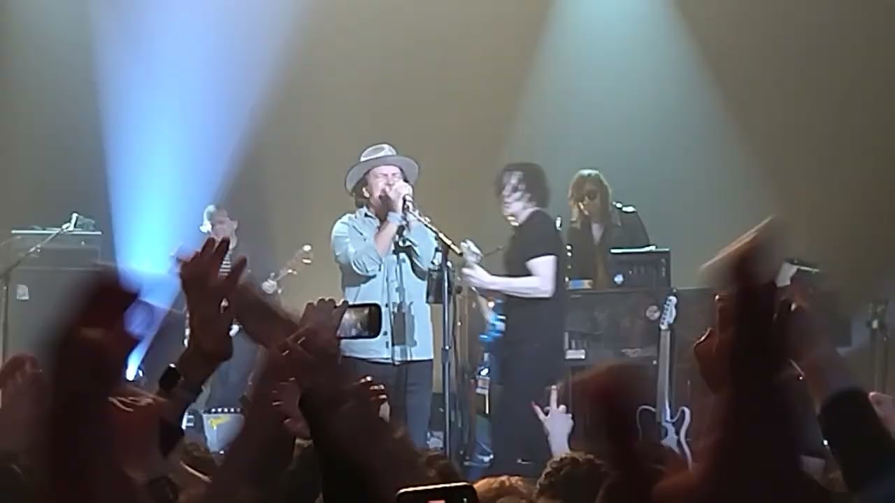 Jack White, Eddie Vedder 'Rockin' in the Free World' in Tokyo: Watch