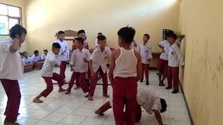 Anak kecil debus makan telurr mentah