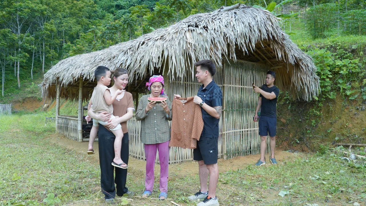 The girl and her disabled mother received help from CEO Hoang - Will she be happy?? #lytieuhong