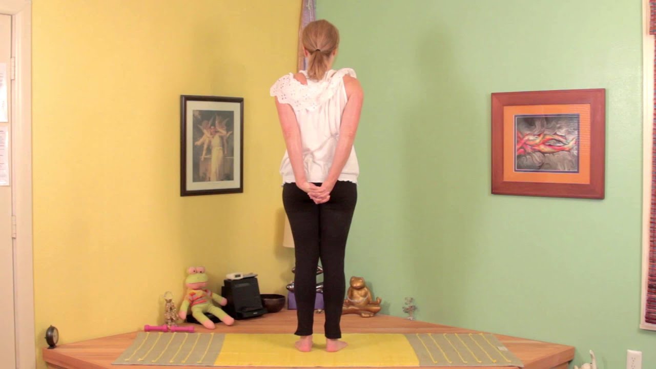 How to Stretch a Rotator Cuff : Stretching & Yoga - YouTube