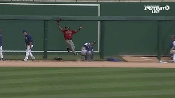 ARI@LAD: Brito makes great leaping catch at the wall