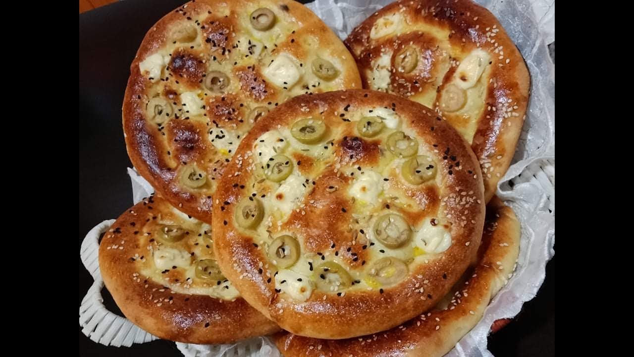 خبز بالفرماج و الزيتون ساهل و بنين  وكبدة الدجاج شطيطحة بالبطاطا مقلية فكرة لرمضان