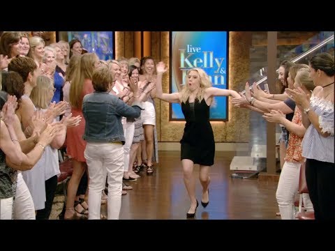 Kate McKinnon Knows How to Make an Entrance