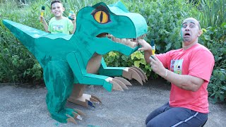 LUCAS E PAPAI BRINCAM DE COLORIR DINOSSAURO GIGANTE DE PAPELÃO