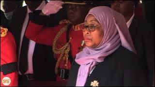 Gwaride la Kijeshi wakati mwili wa Hayati Magufuli ukiwasili Makaburini tayari kwa kuzikwa