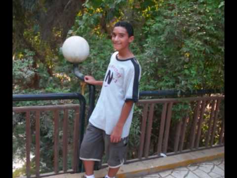 محمود الحسيني شارب سيجاره بني