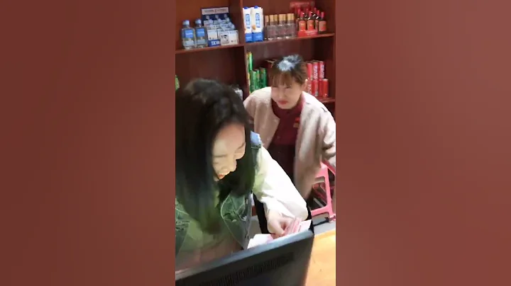老闆娘熱情上頭了！哇哈哈礦泉水，咋直接現場噴了呢！【表姐表姐】#FYP#TIK TOK Video - 天天要聞